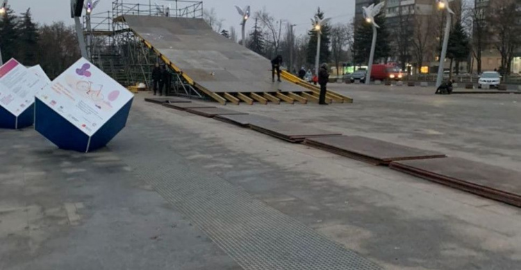 В центре Мариуполя возводят 6-метровую тюбинговую горку (ФОТОФАКТ)