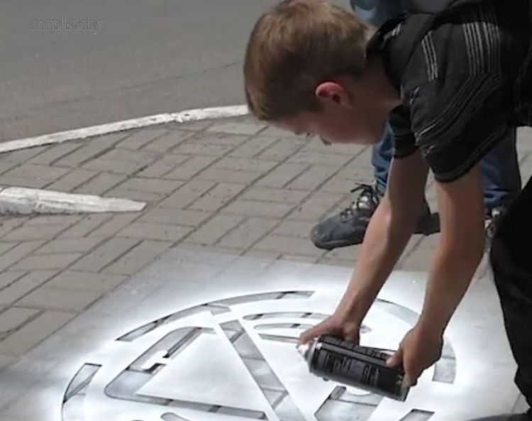 В Мариуполе разрисовали асфальт подсказками для пешеходов (ФОТО+ВИДЕО)
