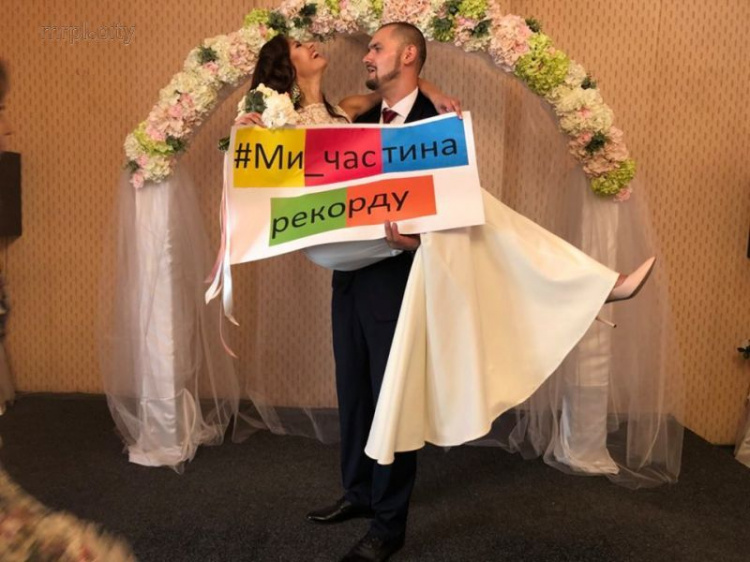 День трех восьмерок принес Мариуполю рекордное число свадеб (ФОТО)
