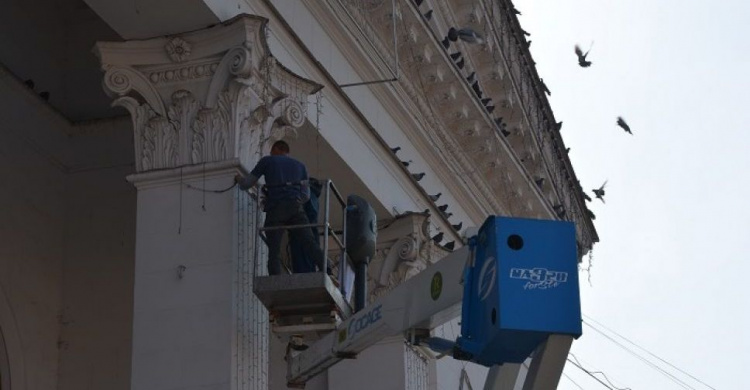 Мариупольский драмтеатр отмывают с помощью высокого давления воды и пара (ФОТО)