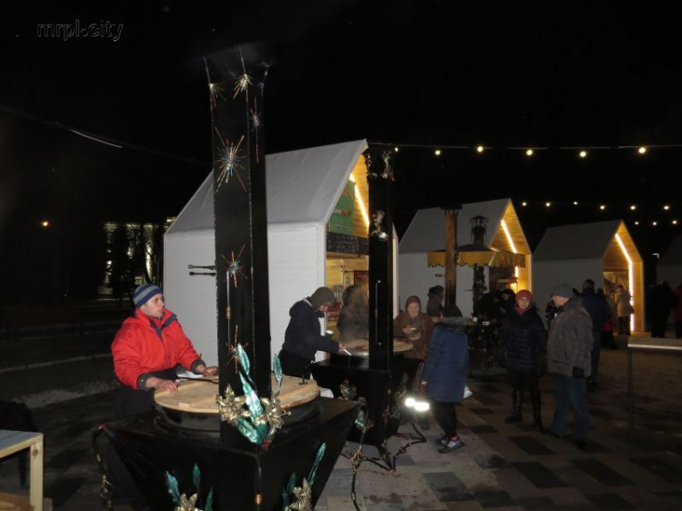 Мариуполь гуляет: Венецианская карусель, глинтвейн, чеченская шурпа и шоколад с музыкой (ФОТО+ВИДЕО)