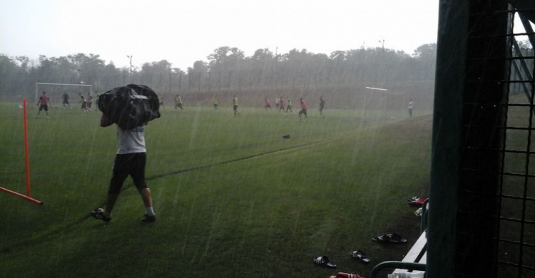 ФК «Черноморец» прибыл в Мариуполь и под дождем провел предматчевую тренировку (ФОТО)