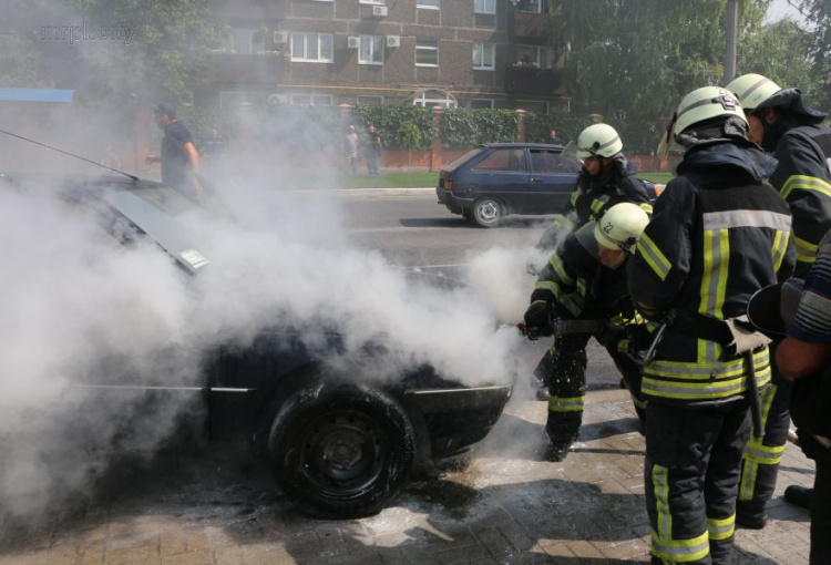 В Мариуполе на Зелинского горел автомобиль «Pego» (ФОТО)