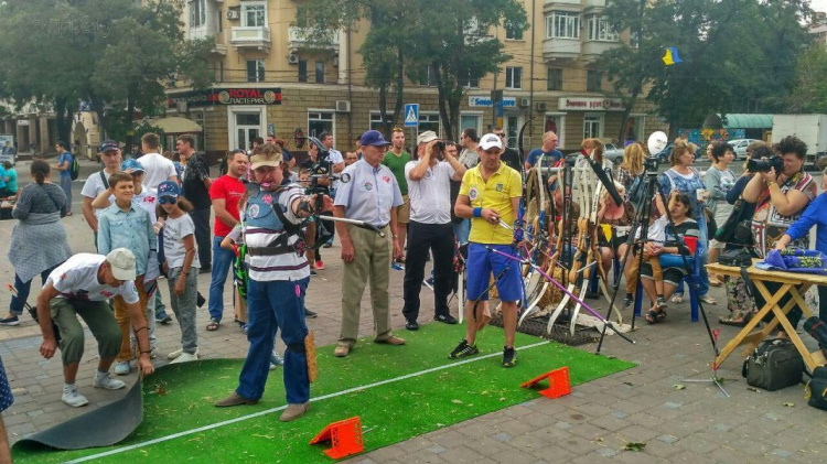 В центре Мариуполя проходит спортивный праздник (ФОТО+ВИДЕО)
