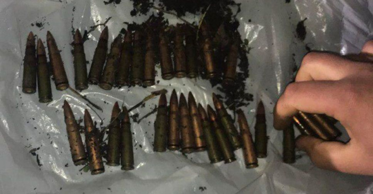 В сквере Мариуполя обнаружены боеприпасы (ФОТО)