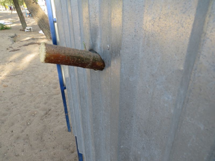 Вандалы в Мариуполе насадили на кол пляжную раздевалку (ФОТОФАКТ)