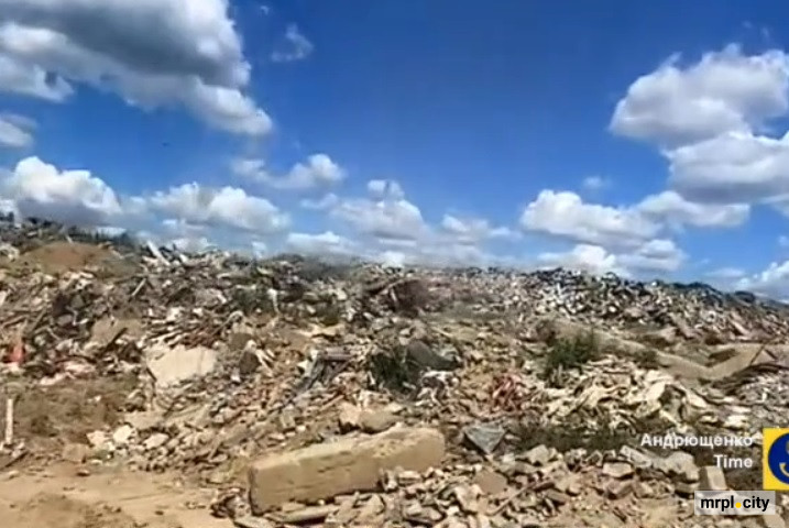 Посеред Маріуполя зростають бетонні гори: росіяни звезли туди сотні знесених будинків