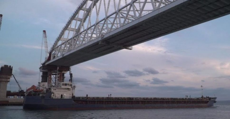 Открытый Керченский мост ограничивает прохождение судов в Мариупольский порт