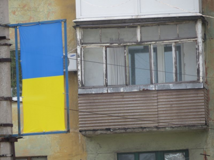 На мариупольской площади восстановлена поврежденная государственная символика (ФОТОФАКТ)