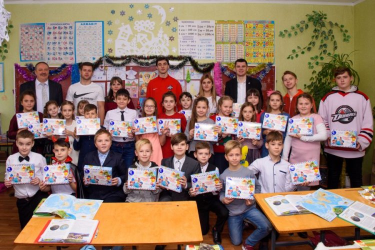Борис Колесников – детям Донбасса: в День Николая 61 000 школьников получили сладкие подарки (ФОТО)