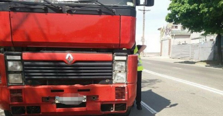 Мариупольцы жалуются на «тянучки» в районе рынков из-за грузовиков (ФОТО)