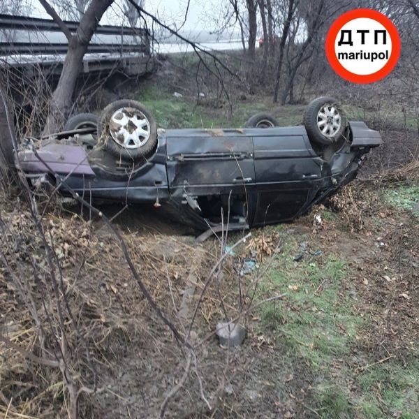 На въезде в Мариуполь столкнулись четыре автомобиля, еще один врезался в автобус в черте города (ДОПОЛНЕНО)