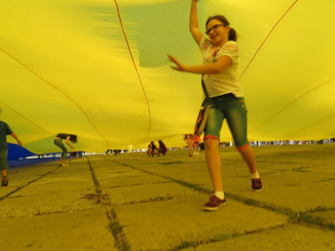 В центре Мариуполя развернули флаг Украины площадью 2400 кв.м (ФОТО+ВИДЕО)