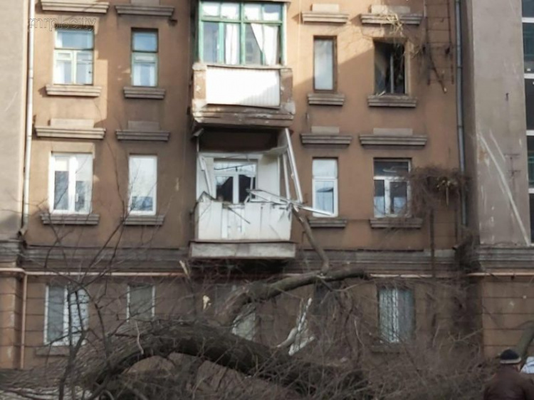 В Мариуполе ветер повалил дерево на многоэтажку. Выбиты окна и разрушен балкон (ФОТО+ВИДЕО)