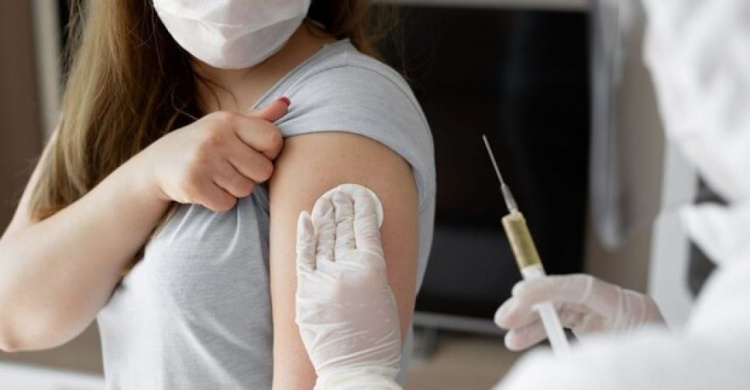 В Мариуполе против COVID-19 вакцинируют социальных работников и жителей 80+