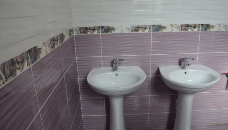 Туалеты в школах Мариуполя оборудуют датчиками движения и LED-светильниками (ФОТО)