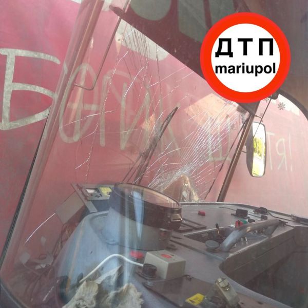 Неудачный манёвр: В Мариуполе трамвай врезался в фуру