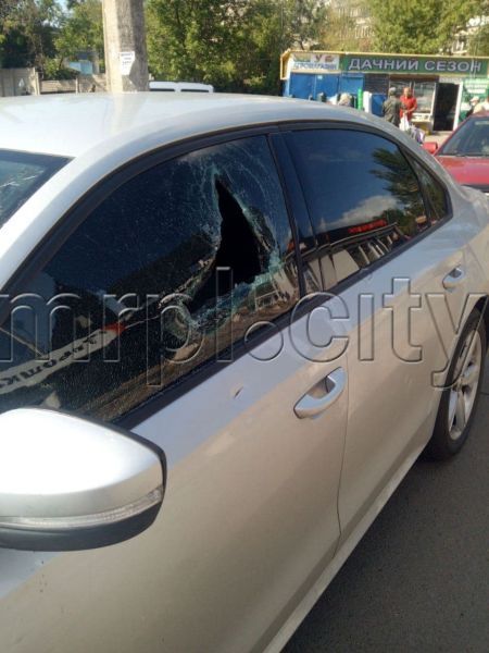 В центре Мариуполя нетрезвый мужчина топором разбивал автомобили (ДОПОЛНЕНО)