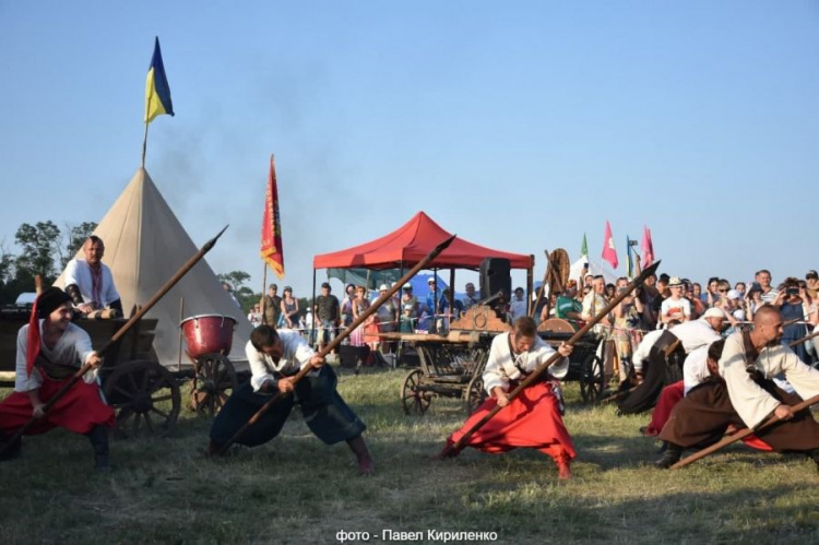 Гостям фестиваля под Мариуполем показали реконструкцию истории Украины и яркое фаер-шоу