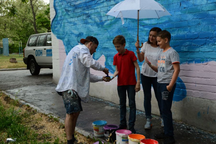 В Мариуполе мурал на стене школы призывает беречь воду (ФОТОФАКТ)