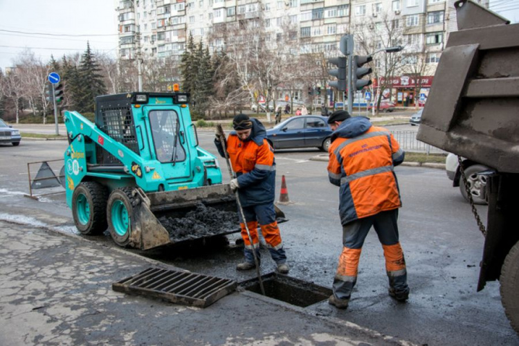 В Мариуполе с помощью специальной машины чистят ливневки (ФОТО)