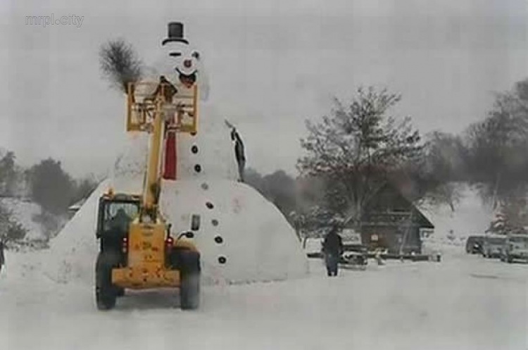 В Польше от скуки слепили гигантского снеговика (ФОТО)