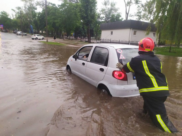 В Мариуполе спасатели откачали более 200 куб. м воды из затопленных домов (ФОТО)