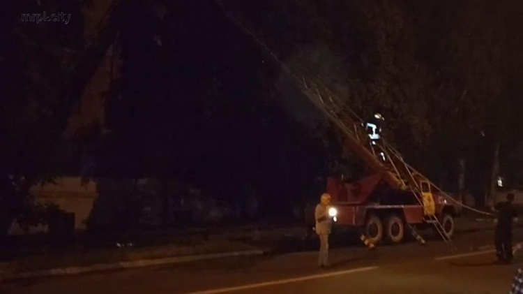 В Мариуполе три пожарные машины тушили корпус ПГТУ (ФОТО + ВИДЕО)