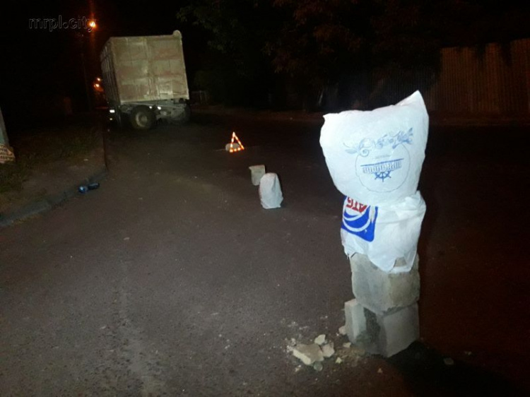 Место поломки автомобиля в Мариуполе оградили пакетами и шлакоблоком (ФОТОФАКТ)