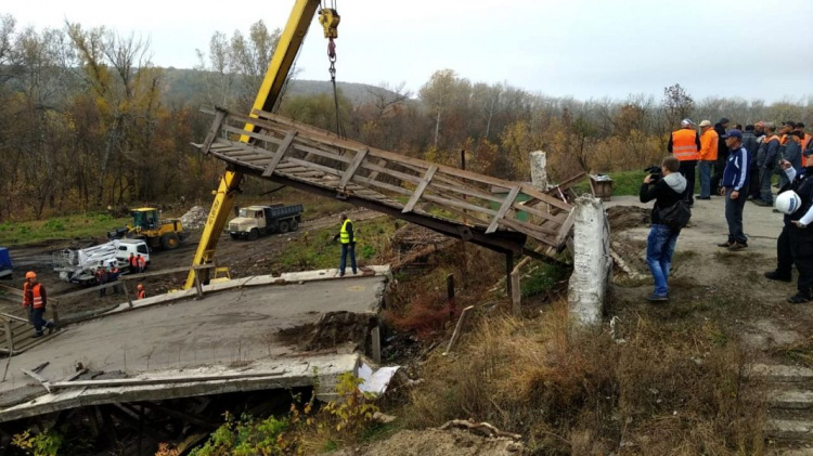 В Станице Луганской демонтируют разрушенный мост. Для жителей соорудили временный (ФОТО)
