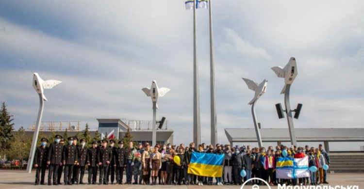 Огромный флаг ВМС Украины подняли на площади Свободы в Мариуполе