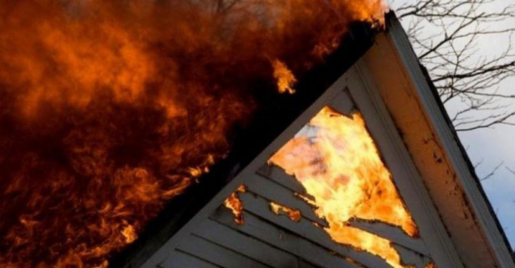 В Донецкой области при пожаре упала крыша, пострадали трехмесячный ребенок и мужчина