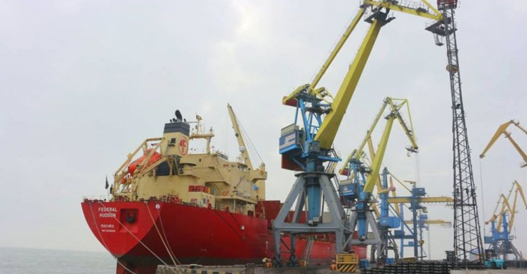 Из-за ситуации в Керченском проливе Мариупольский порт принимает корабли с задержкой (ФОТО)