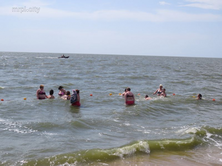 Для детей с инвалидностью на пляж Мариуполя начал курсировать бесплатный электротранспорт (ФОТО)