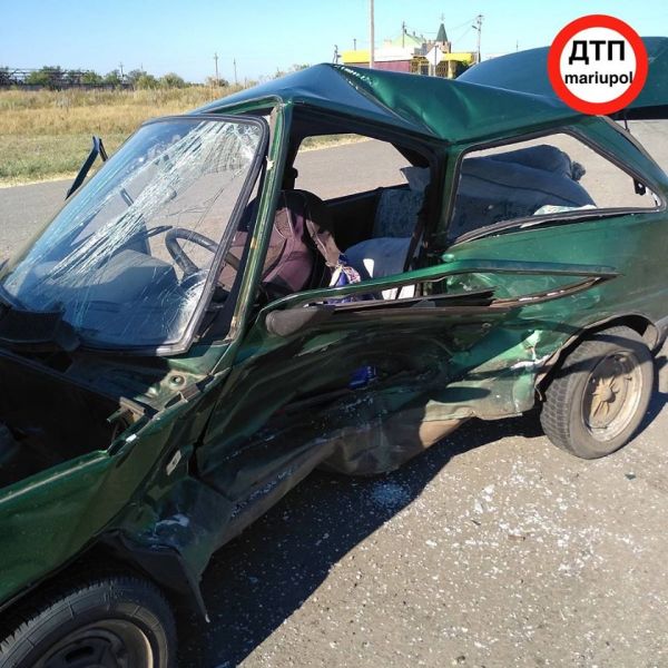 ДТП под Мариуполем: автомобиль «всмятку», водитель в больнице