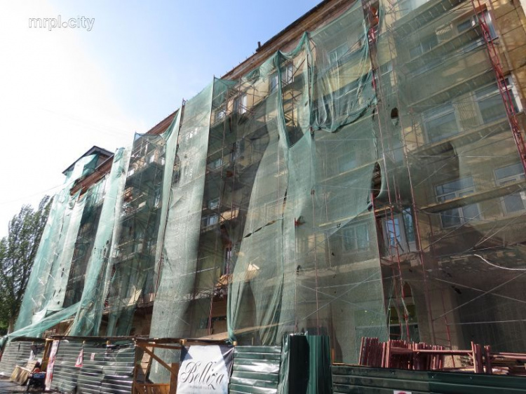 С фасада опасной сталинки в Мариуполе сняли 20 тонн аварийной облицовки (ФОТО+ВИДЕО)