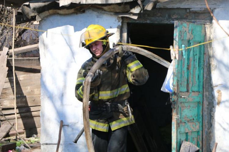 В Мариуполе горел частный дом: погиб мужчина (ФОТО)