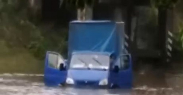 Под мостом в Мариуполе утонул грузовой автомобиль