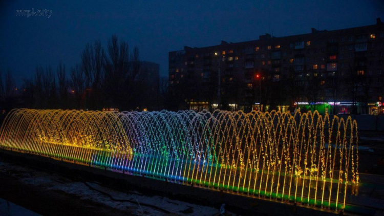 Мариупольцам показали, как выглядит арочный фонтан ночью (ФОТО+ВИДЕО)