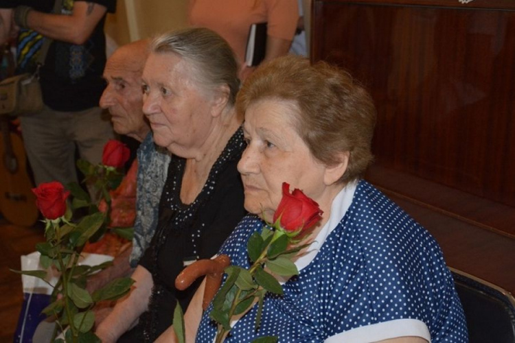 Мариупольских ветеранов поблагодарили за развитие города (ФОТО)