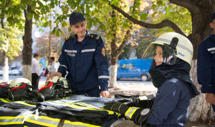 Мариупольские спасатели отметили профессиональный праздник и похвастались техникой (ФОТО)