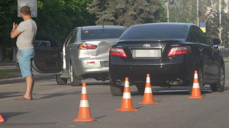 В центре Мариуполя на пешеходном переходе столкнулись две иномарки (ФОТО)