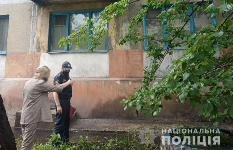 На Донетчине один ребенок утонул, второй выпал из окна