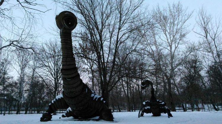 «Веселку» в Мариуполе избавили от Гулливера и улитки – гигантские динозавры также исчезнут (ФОТО)