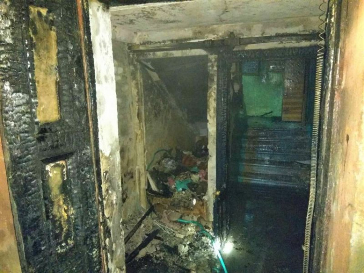 Огонь в подъезде: подробности пожара в Мариуполе, заставившего людей выпрыгивать из окон (ФОТО)