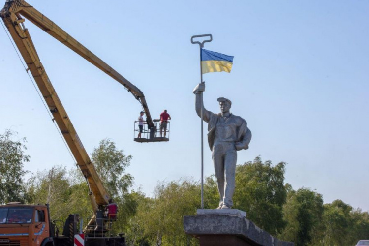 В честь праздника в Мариуполе на 10-метровом «Сталеваре» подняли флаг Украины
