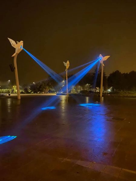 Лазерные якоря и птицы: на площади Свободы мариупольцам показали зрелищное представление