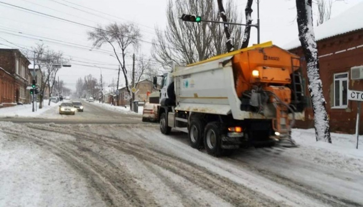 Коммунальщики расчистили и посыпали сотни километров тротуаров в Мариуполе