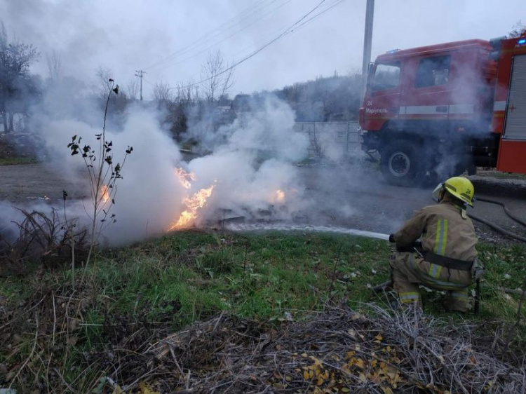 В Мариуполе сожгли три мусорных контейнера (ФОТО)