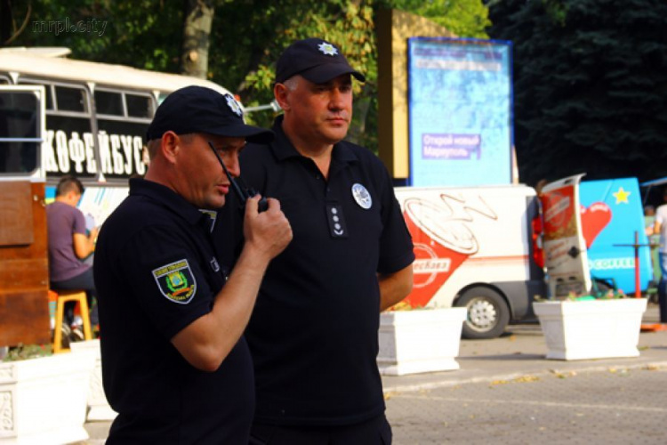 Полиция сообщила о ситуации в Мариуполе, встретившем свое 239-летие (ФОТО)